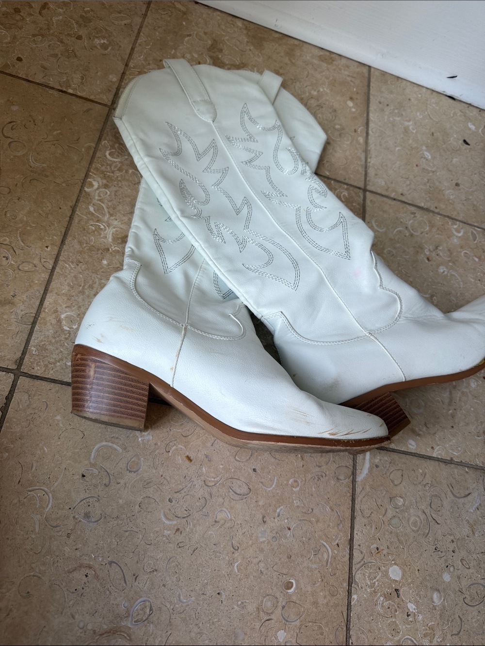White Women's Western Cowboy Boots with Embroidered Detail